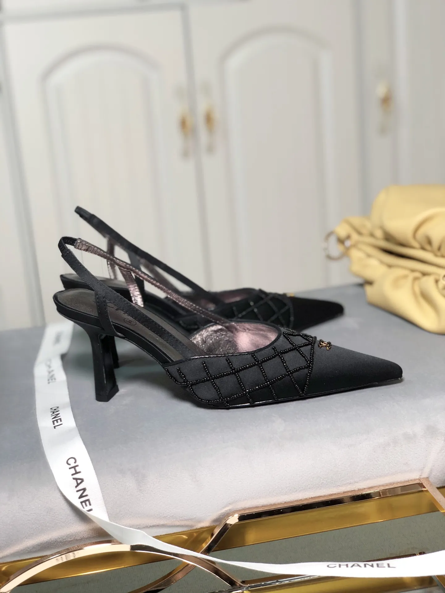 👟👟Ex-factory price 480👟👟 Women's Shoes Women's Clothing Women's Shoes Factory Chanel Xiaoxiang Vintave medieval diamond-embellished pointed toe back lace-up high-heeled shoes〰 Size: 34-40 (34,40 can be customized, non-returnable) Xiaoxiang pearl shoes, a must-have classic mid-heeled sandal for the goddess~~ Three colors available: black and white apricot The upper is all silk➕The upper is decorated with hand-made beads, sheepskin lining for the feet, dyed genuine leather outsole ★Heel height: 6.5CM Size: 34-40